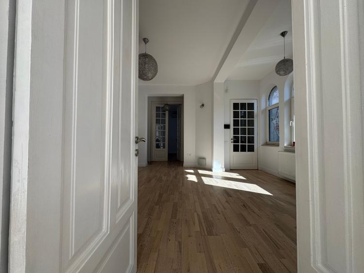 De inchiriat vilă interbelică restaurată - 354 mp utili - D+ P + 1+M  - Capitale - 8