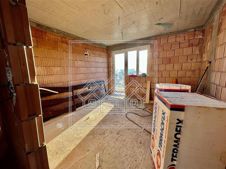 Casă individuală cu 7 camere cu Teren 727 Mp în Central