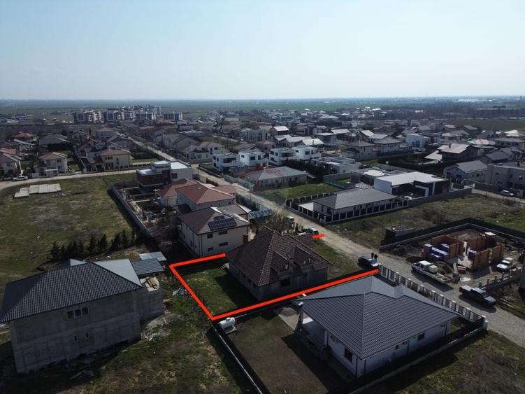 Casă individuală cu 7 camere cu Teren 615 Mp în Est