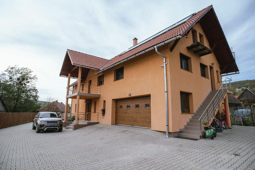 Casă cu 4 camere în Arvățeni