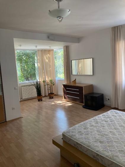 Apartament cu 3 camere, mobilat în Central