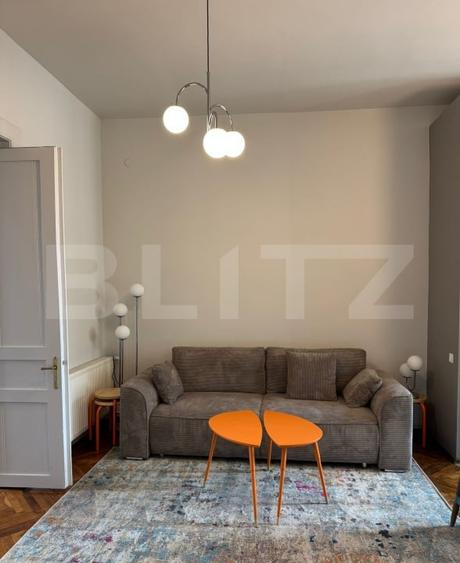 Apartament cu 3 camere semidecomandat, mobilat în Central