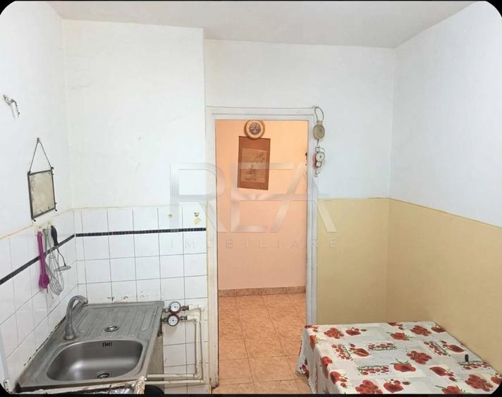 Apartament cu 3 camere semidecomandat în Berceni