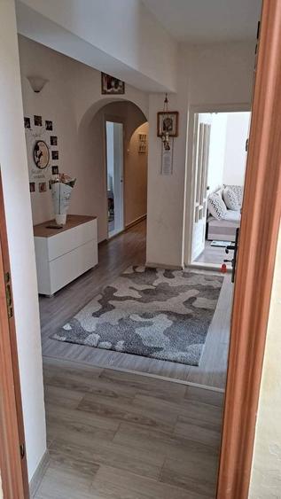 Apartament cu 3 camere decomandat în Parava
