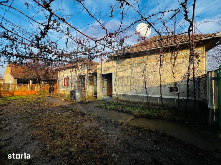 Casă cu 4 camere semidecomandat cu Teren 2144 Mp în Șeitin