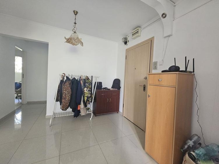 Apartament cu 4 camere decomandat în Berceni