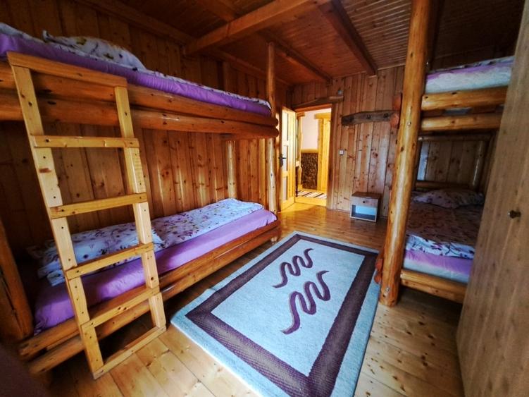 Casă individuală cu 10 camere cu Teren 1500 Mp în Valea Ierii