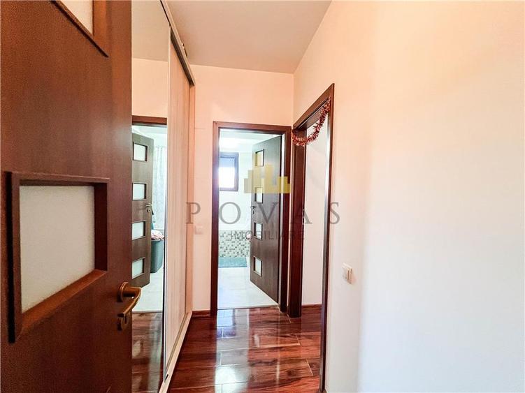 Apartament cu 3 camere semidecomandat, mobilat în Est