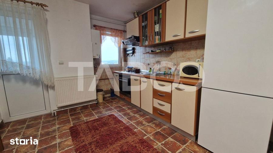 Apartament cu 3 camere decomandat, mobilat în Trei Stejari