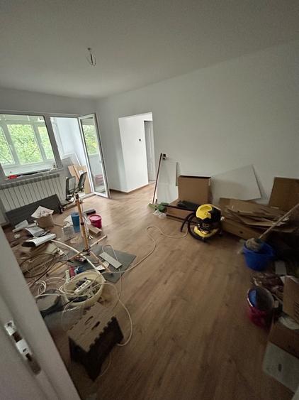 Apartament cu 3 camere semidecomandat în Exterior Vest