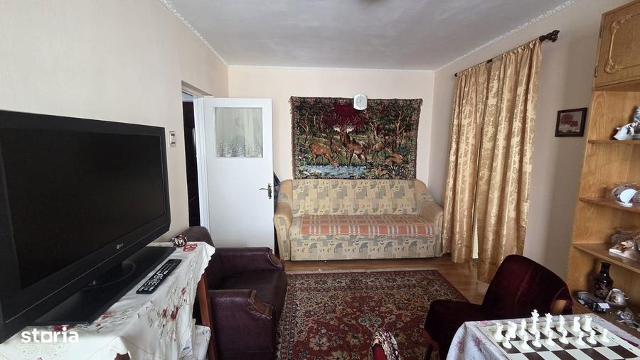 Vand Apartament 2 Camere Decomandat, 49 m2, Moinesti - 2