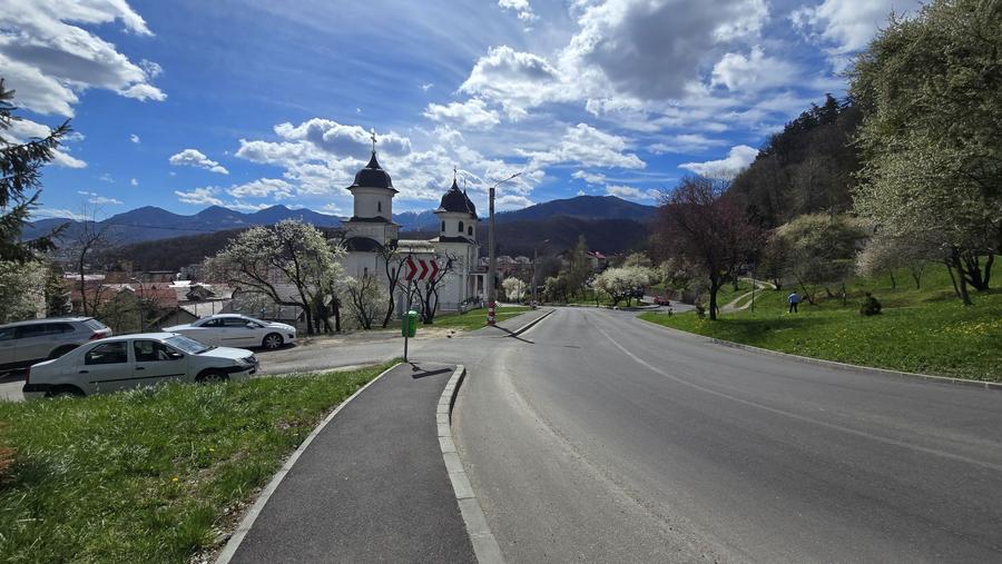 Vand casa singur in curte pozitie centrala / insorita - 4
