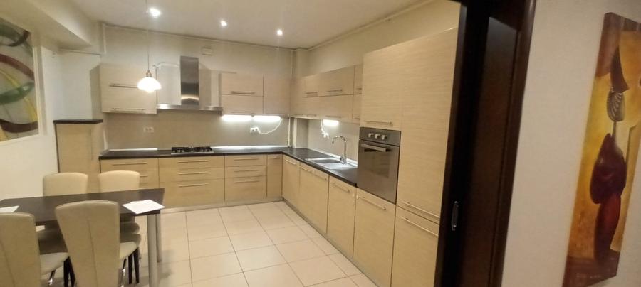 Apartament cu 3 camere de închiriat, zona Km 5 - 5