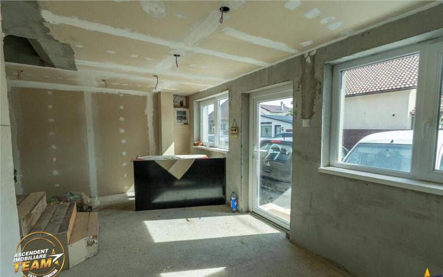Casa cu spatiu comercial recomandat: locuinta si afacere:Cen - 8