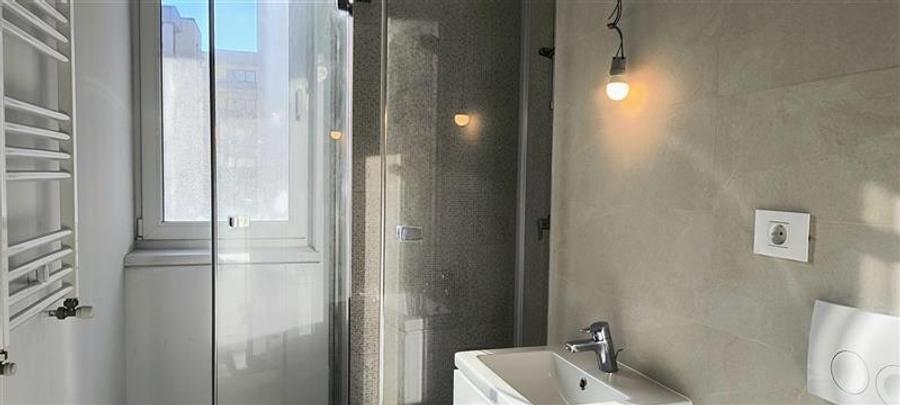 Apartament cu 3 camere nedecomandat în Aradului