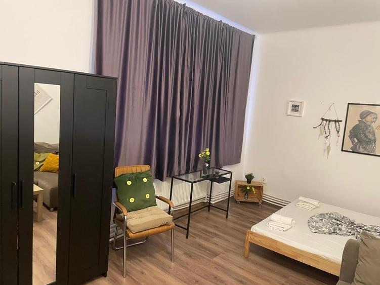 Apartament cu 4 camere decomandat în P-ța Universității