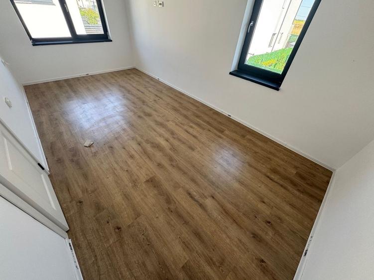 Casă cu 3 camere cu Canalizare în Est