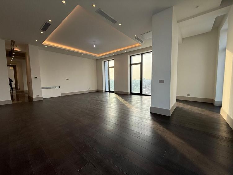 Apartament cu 5 camere decomandat în Barbu Văcărescu