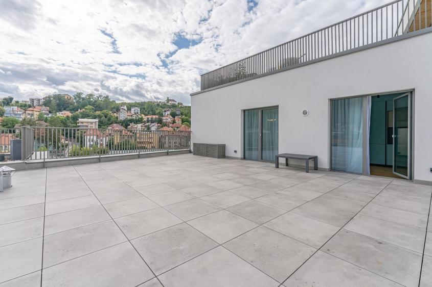 Apartament cu 4 camere decomandat, mobilat în Central