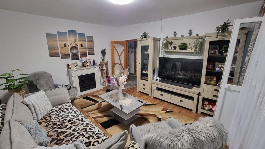 Apartament cu 4 camere decomandat în Central