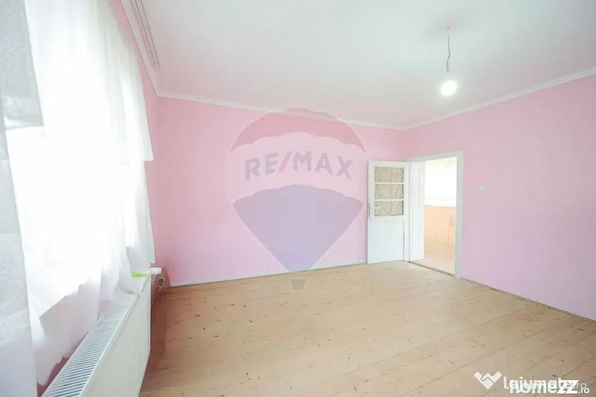 Casă cu 4 camere cu Teren 2440 Mp în Alparea