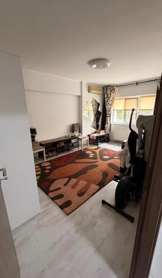 Apartament cu 5 camere decomandat, mobilat în Băneasa