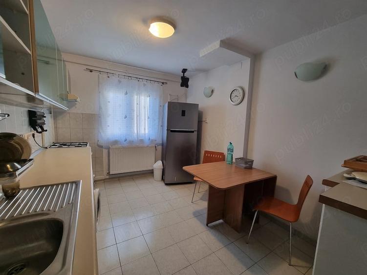 Apartament cu 3 camere semidecomandat în Girocului