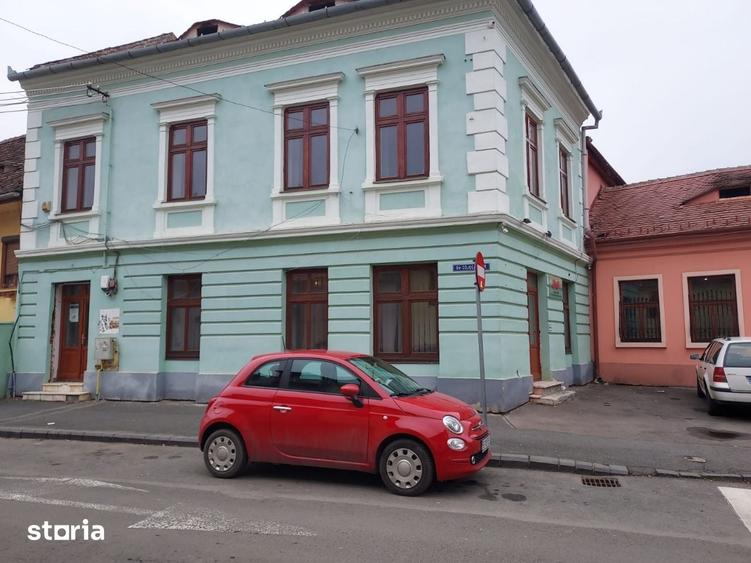 Casă cu 6 camere cu Teren 277 Mp în Central