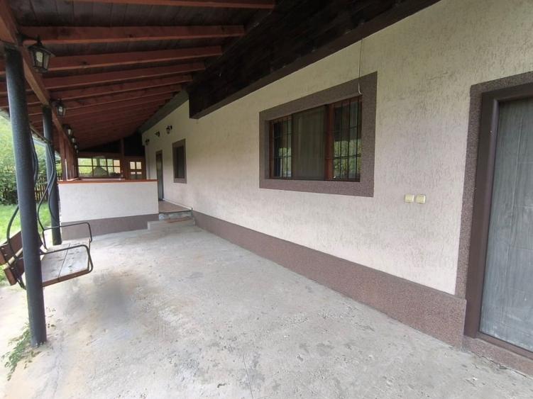 Casă individuală cu 8 camere cu Teren 1000 Mp în Moroeni