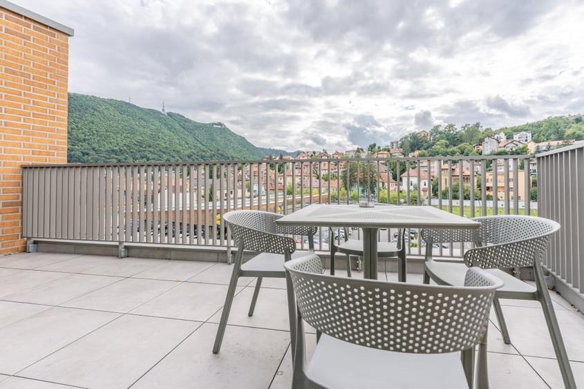 Apartament cu 4 camere decomandat, mobilat în Central
