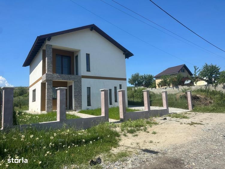 Casă cu 4 camere cu Teren 300 Mp în Câmpenești