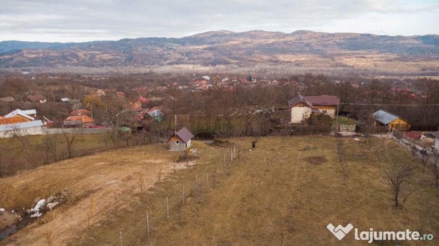 Teren cu suprafa?a de 5100mp amplasat intr-o zona superba de munte - 4