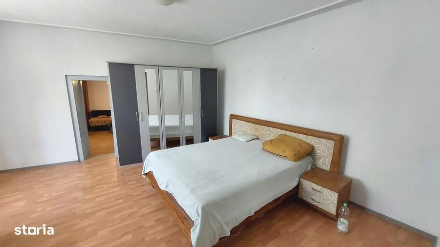 Casă cu 8 camere în Sadu