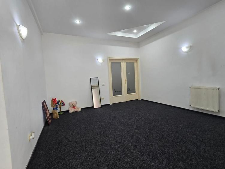 Apartament cu 4 camere decomandat, mobilat în P-ța Victoriei