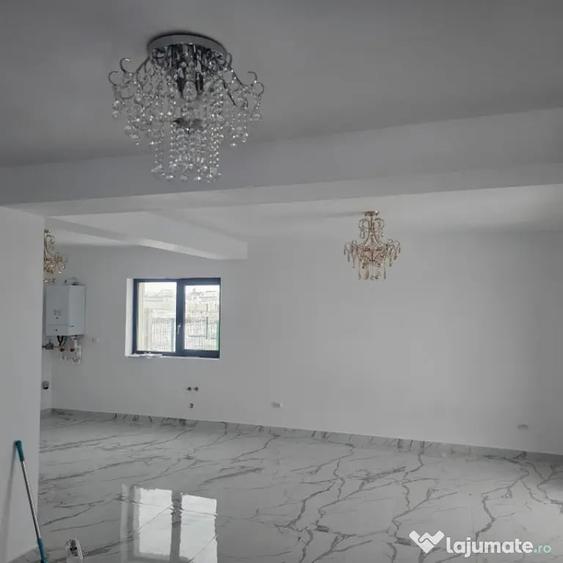 Casă cu 7 camere cu Teren 412 Mp în Malu Mare