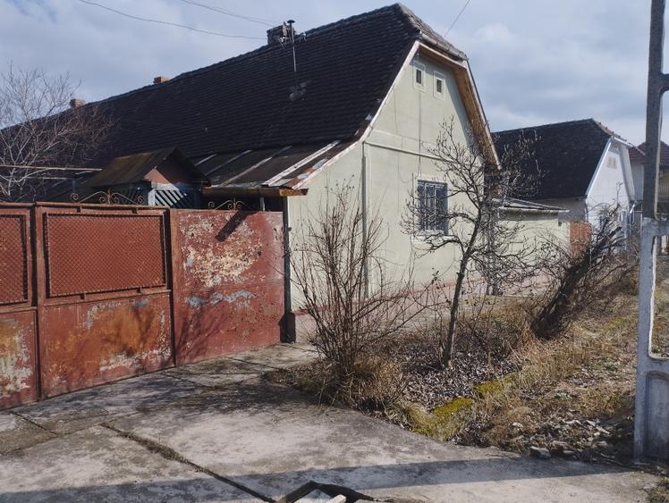 Casă individuală cu 5 camere cu Teren 1800 Mp în Buteni