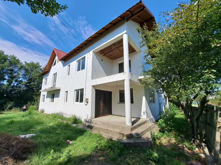 Casă cu 4 camere decomandat în Suseni