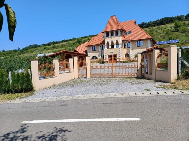 Casă individuală cu 6 camere cu Canalizare în Corunca
