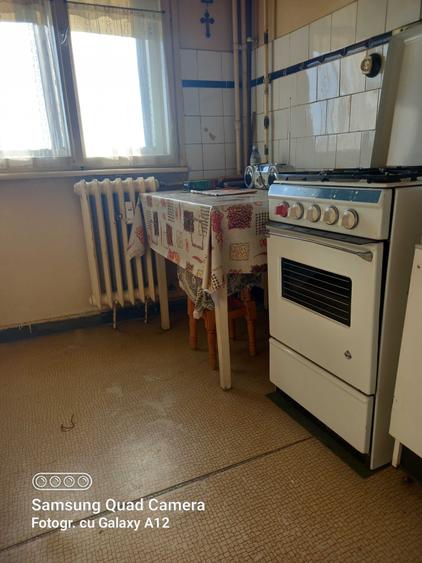 Apartament cu 3 camere semidecomandat în Cina