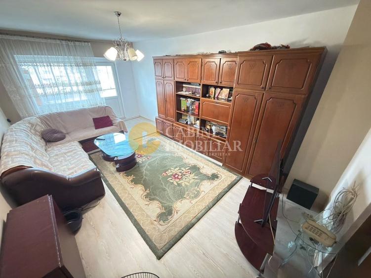 Apartament cu 4 camere decomandat, mobilat în Nicolina