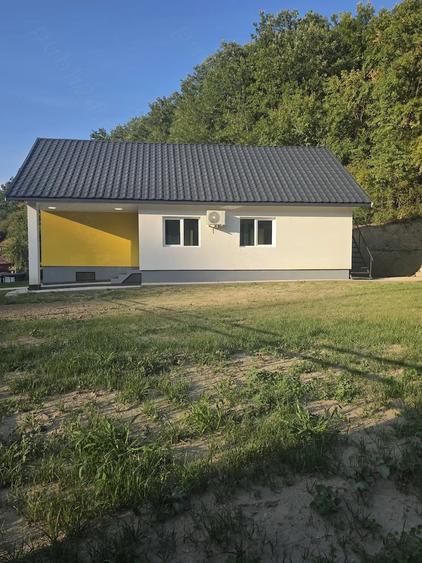 Casă cu Teren 663 Mp în Leșnic