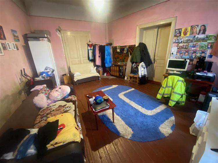 Casă cu 3 camere cu Teren 242 Mp în Central