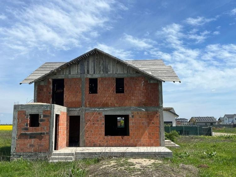 Casă cu 4 camere în Samurcași