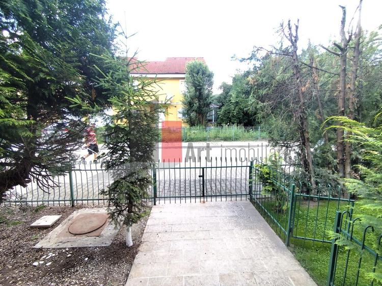 Casă cu 7 camere cu Piscina în Iancu Nicolae