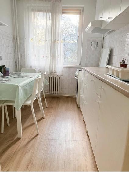 Apartament cu 3 camere semidecomandat în Pajura