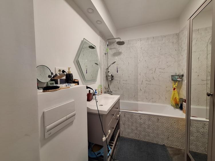 Apartament cu 3 camere semidecomandat, mobilat în Florești