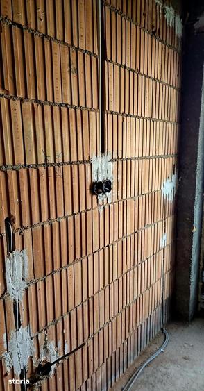 Casă cu 5 camere cu Teren 500 Mp în Stupini
