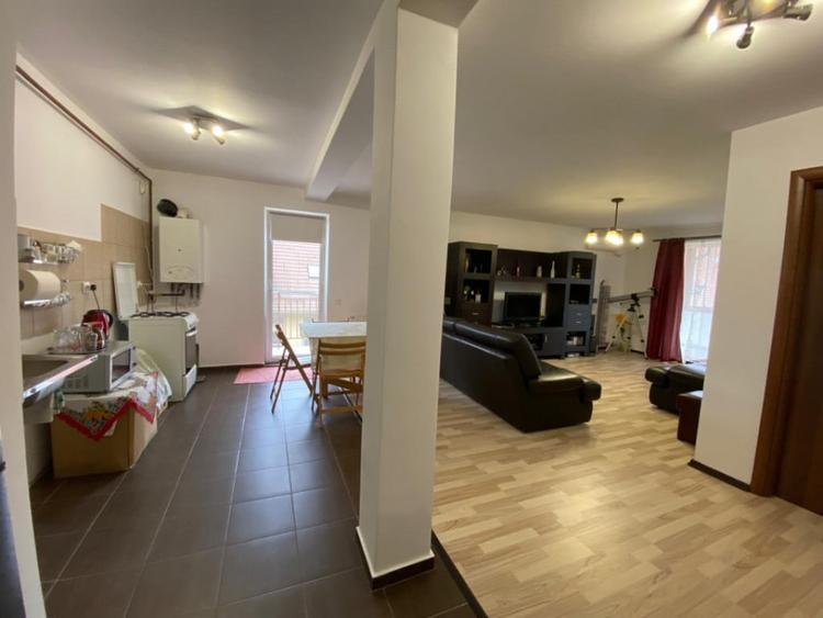 Apartament cu 3 camere semidecomandat în Florești — fotografia 3