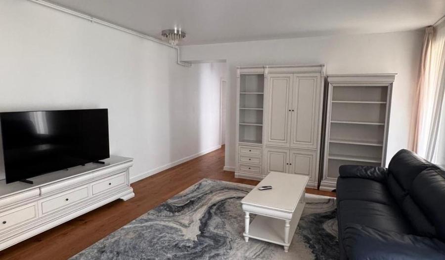 Apartament cu 4 camere decomandat, mobilat în Băneasa
