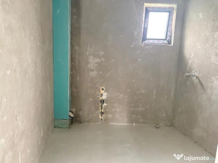 Apartament cu 3 camere semidecomandat în Griviței